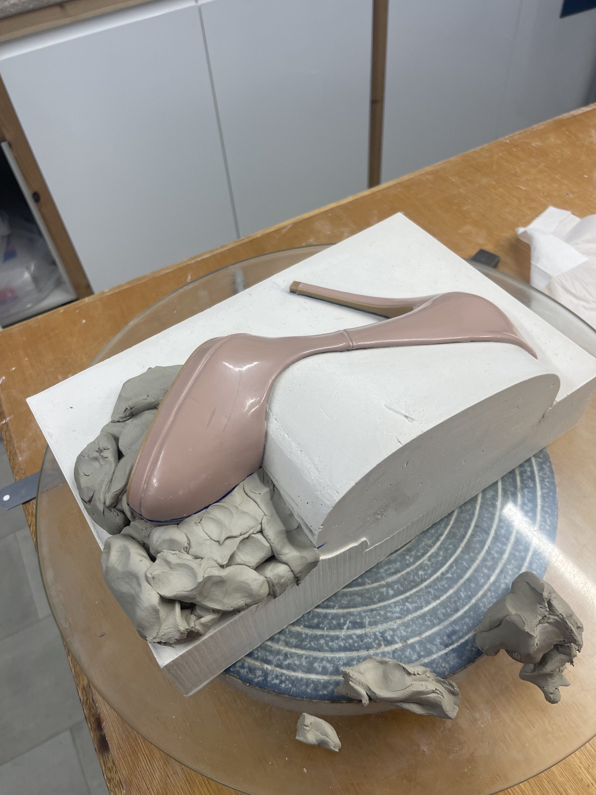  Packing clay around the shoe to ensure the difference on high of the twist in the shoe is compensated for. 