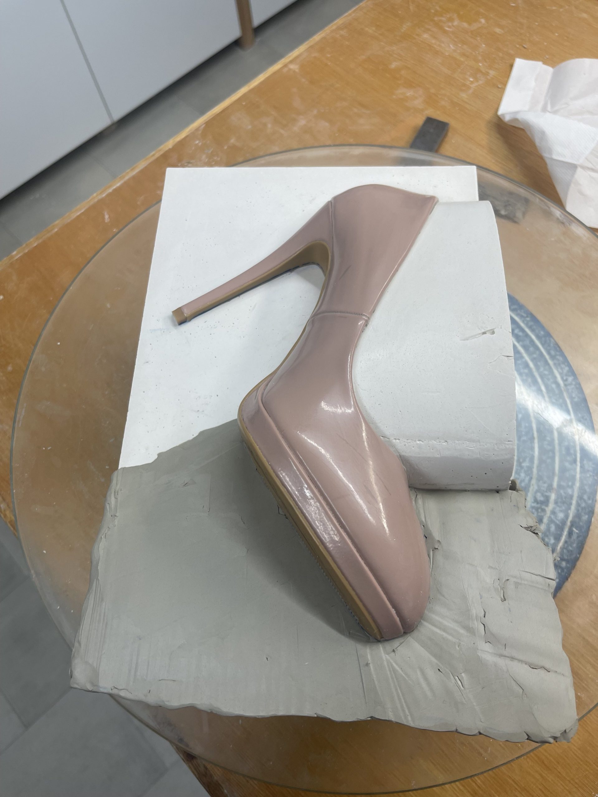  Smoothing the clay to ensure a smooth plaster surface. 